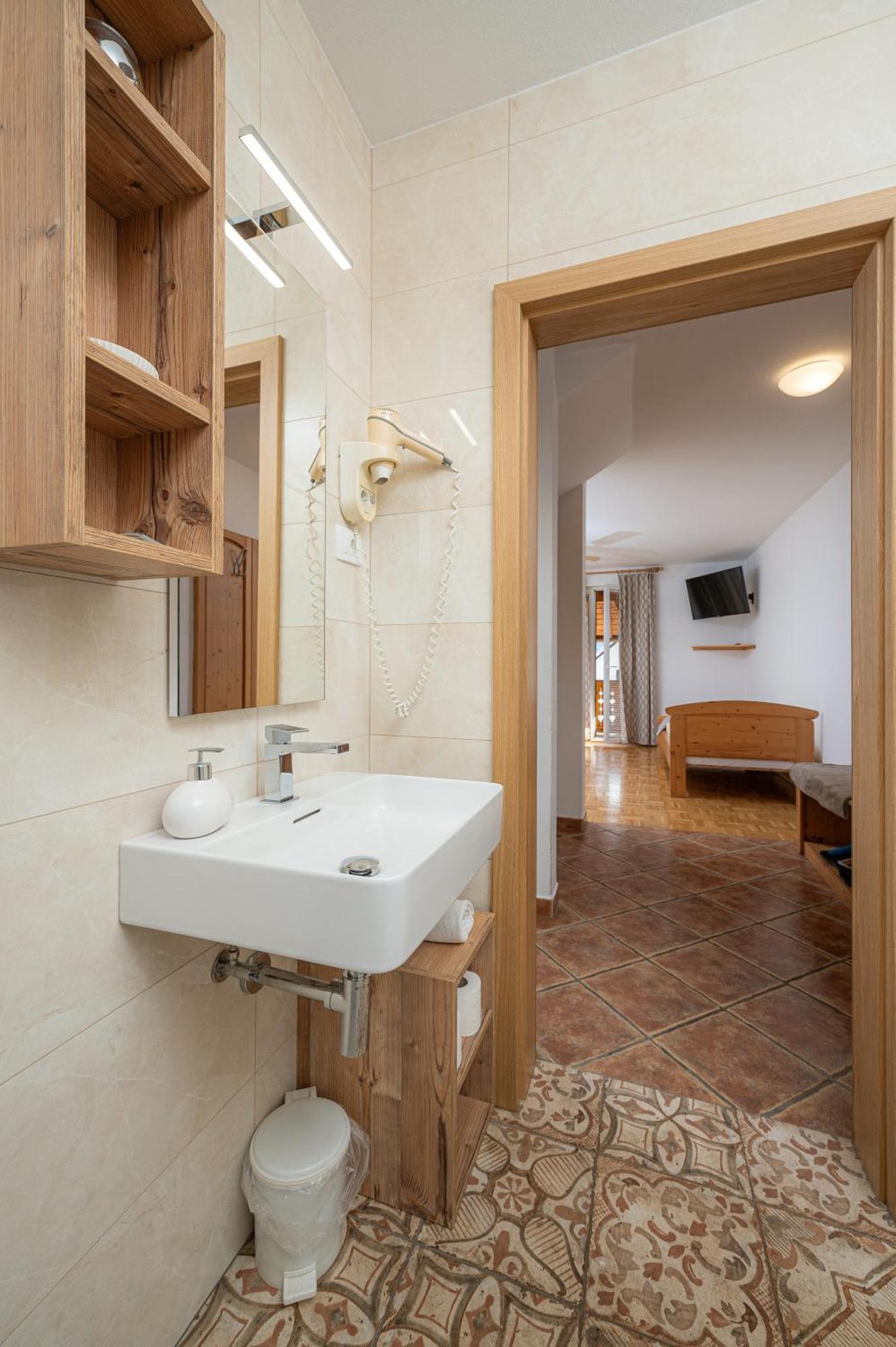 בלד Rooms & Apartments Pr Matjon מראה חיצוני תמונה